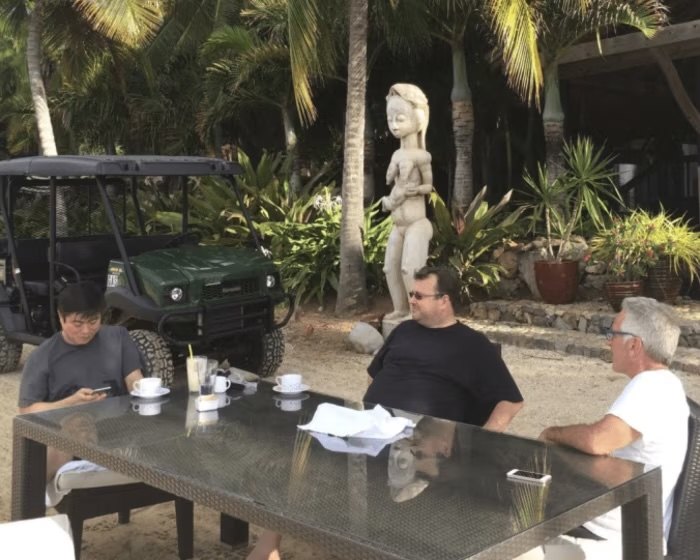エプスタインの私有島で撮影されたとされる写真 左からジョイ・イトウ氏 リード・ホフマン氏 ジェフリー・エプスタイン 米司法省公開資料